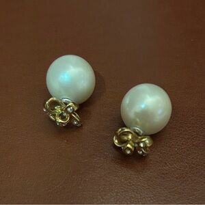 Elegant Pearl and Gold Earrings.